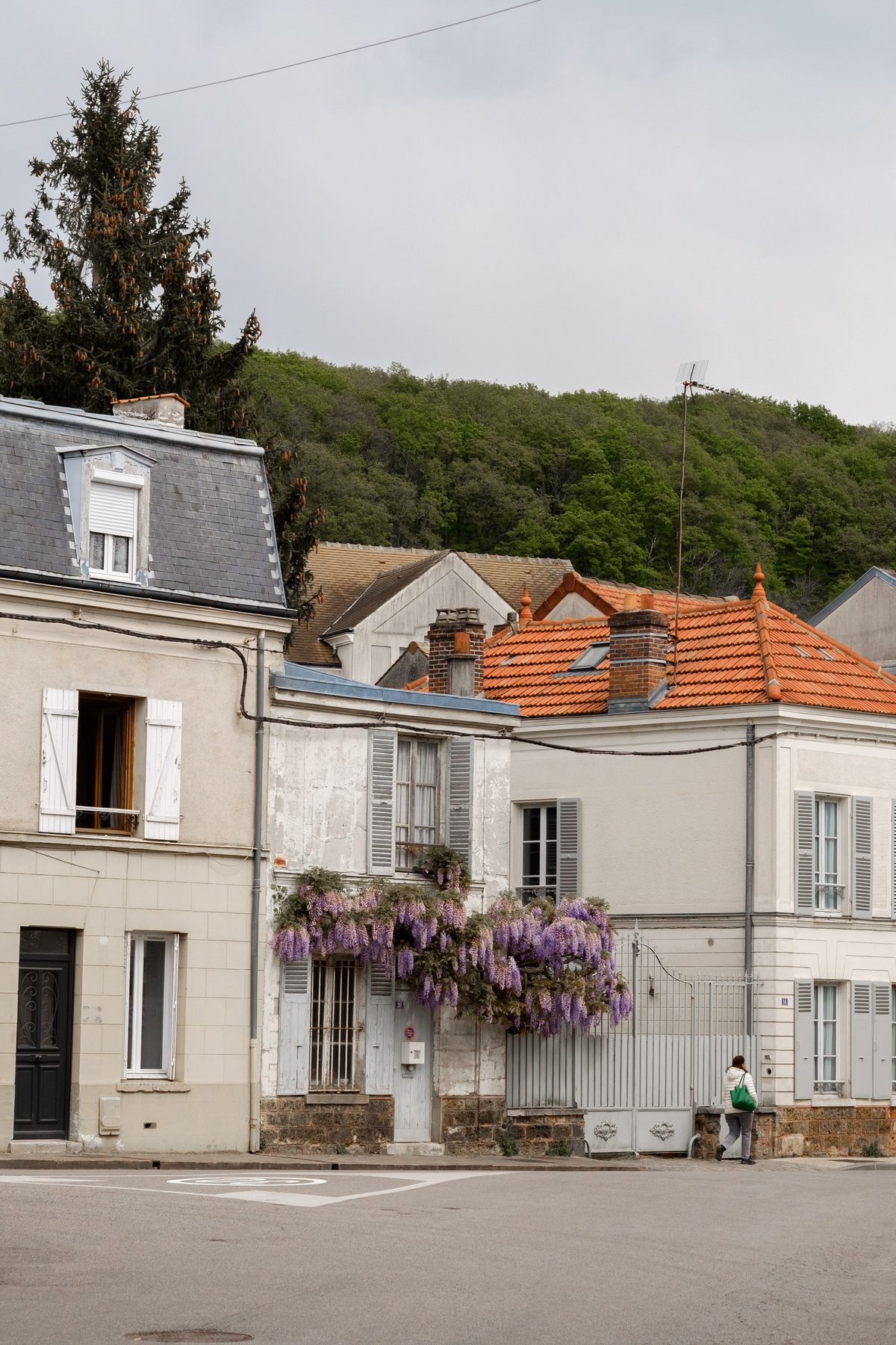 Ensemble de façades de maisons présentant différentes contraintes d’isolation